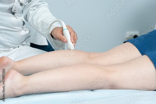 Ultrasound of vein in clinic
