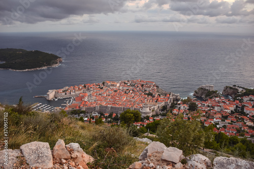 Obraz na płótnie landscape from above of Dubrovnik city with sea in the background w salonie