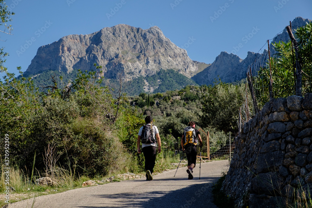 escursionistas frente al Penyal des Migdia, 1401 metros, municipio de fornalutx, Mallorca, balearic islands, Spain