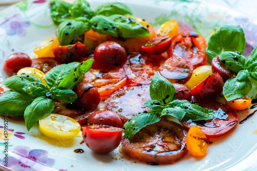 Sommerlicher bunter Tomatensalat auf Teller