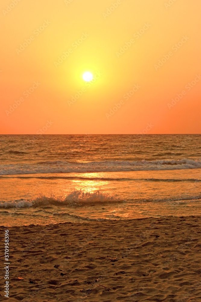 Sunset Ocean view reflexion sun on sea waves