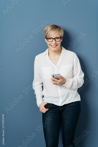 Foto Woman in white blouse with a phone in her hand