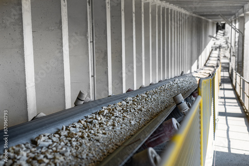 Obraz na płótnie factory- belt conveyor with stones w salonie