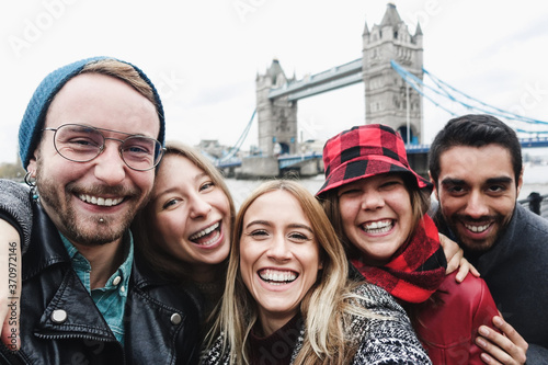 Photography Happy friends taking selfie photo in london with Tower Bridge in background - Yo