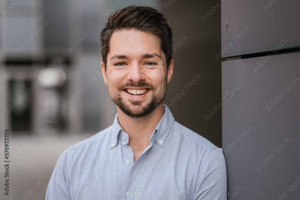 Erfolgreicher junger Business Mann lacht Erfolgreicher junger Business Mann lacht
