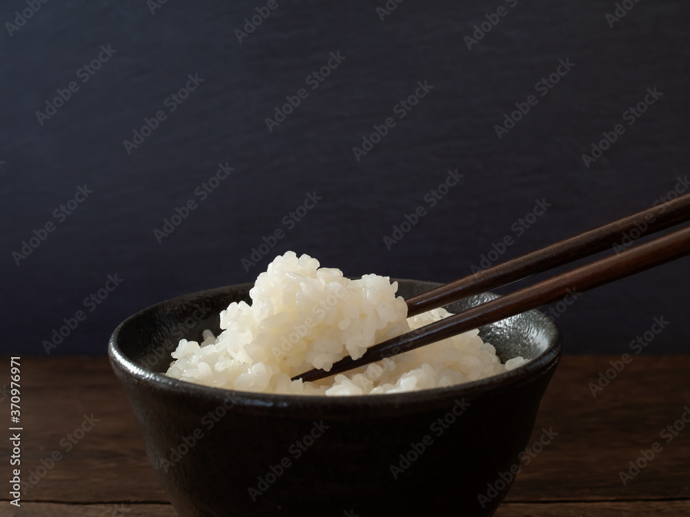 ご飯を箸で持ち上げる ご飯を箸で持ち上げる