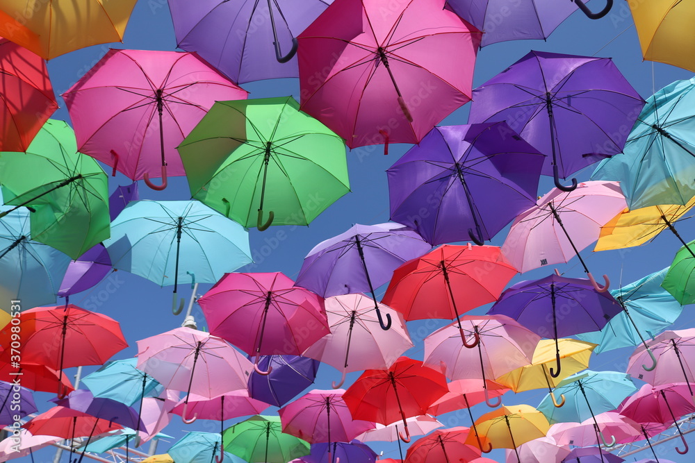 Parapluies colorés dans le ciel Parapluies colorés dans le ciel