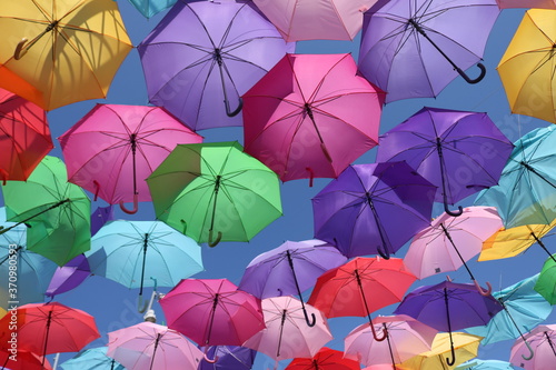 Parapluies color  s dans le ciel