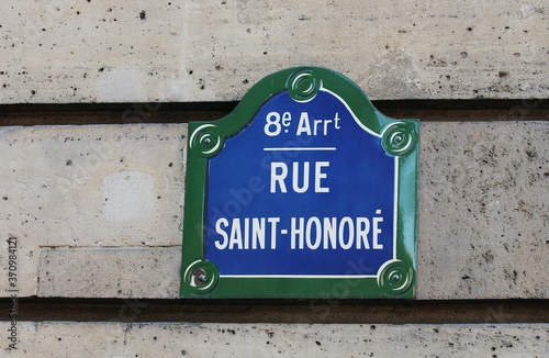 Street Plate, Honore Street in Paris © slowmotiongli