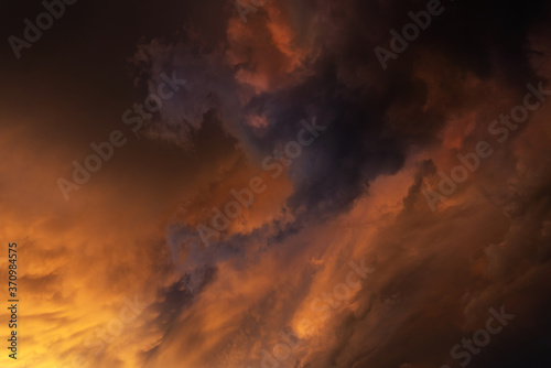 Detail einer sehr dunklen Gewitterwolke am Abend im Licht des Sonnenuntergangs