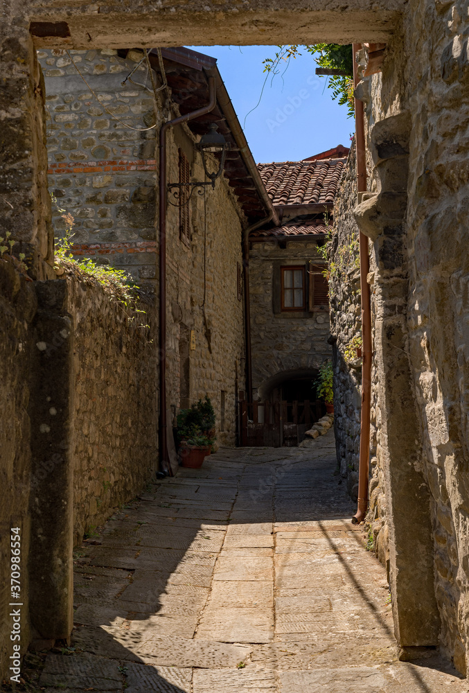 Einsame Straße der Altstadt der Burg Verrucola in Fivizzano, Toskana, Italien