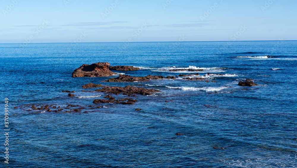 Obraz premium Rocks in the middle of sea