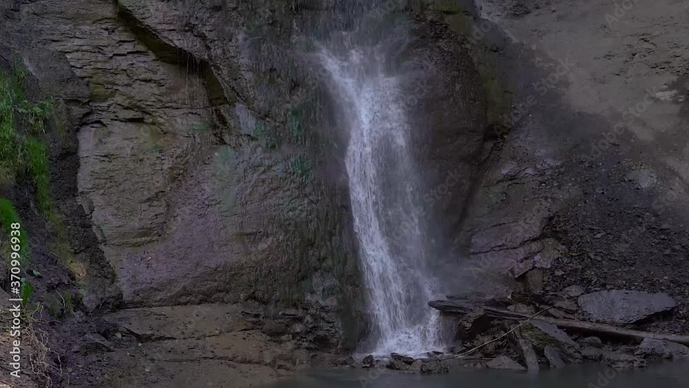 Zillhauser Wasserfall in Zillhausen bei Balingen, Schwäbische Alb, Deutschland - Schwenk von unten nach oben
