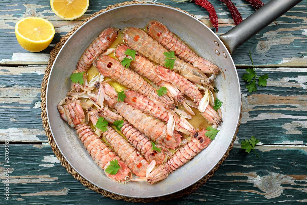 canocchie, o cicale di mare in padella di metallo canocchie, o cicale di mare in padella di metallo