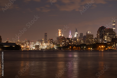 Fototapeta Naklejka Na Ścianę i Meble -  Nighttime Roosevelt Island and Manhattan Skyline along the East River in New York City