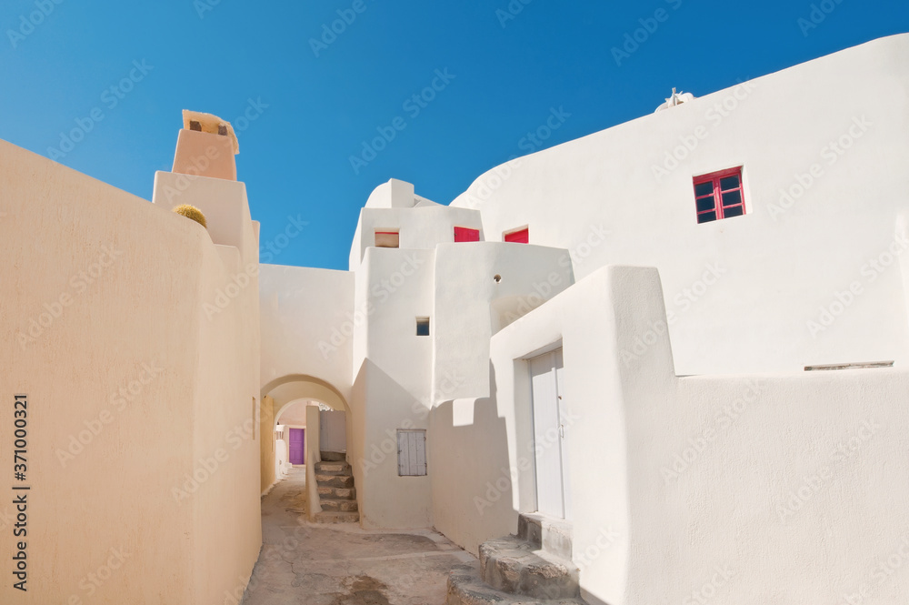 Φωτογραφία The colorful Emporio village street at Santorini island in Greece