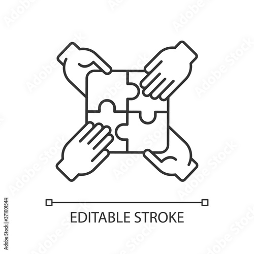 Teamwork building linear icon. Teamwork skills development, togetherness thin line customizable illustration. Contour symbol. Team building exercise. Vector isolated outline drawing. Editable stroke