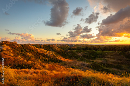 Φωτογραφία Blick von einer Düne bei Sonnenuntergang auf Langeoog