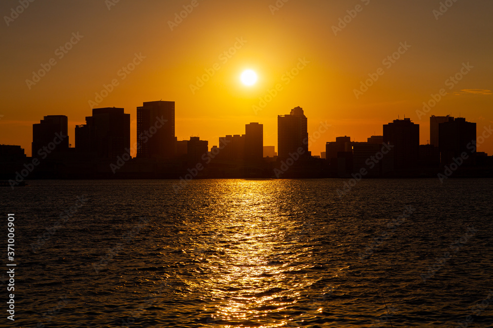 水辺の夏の都会の夕日