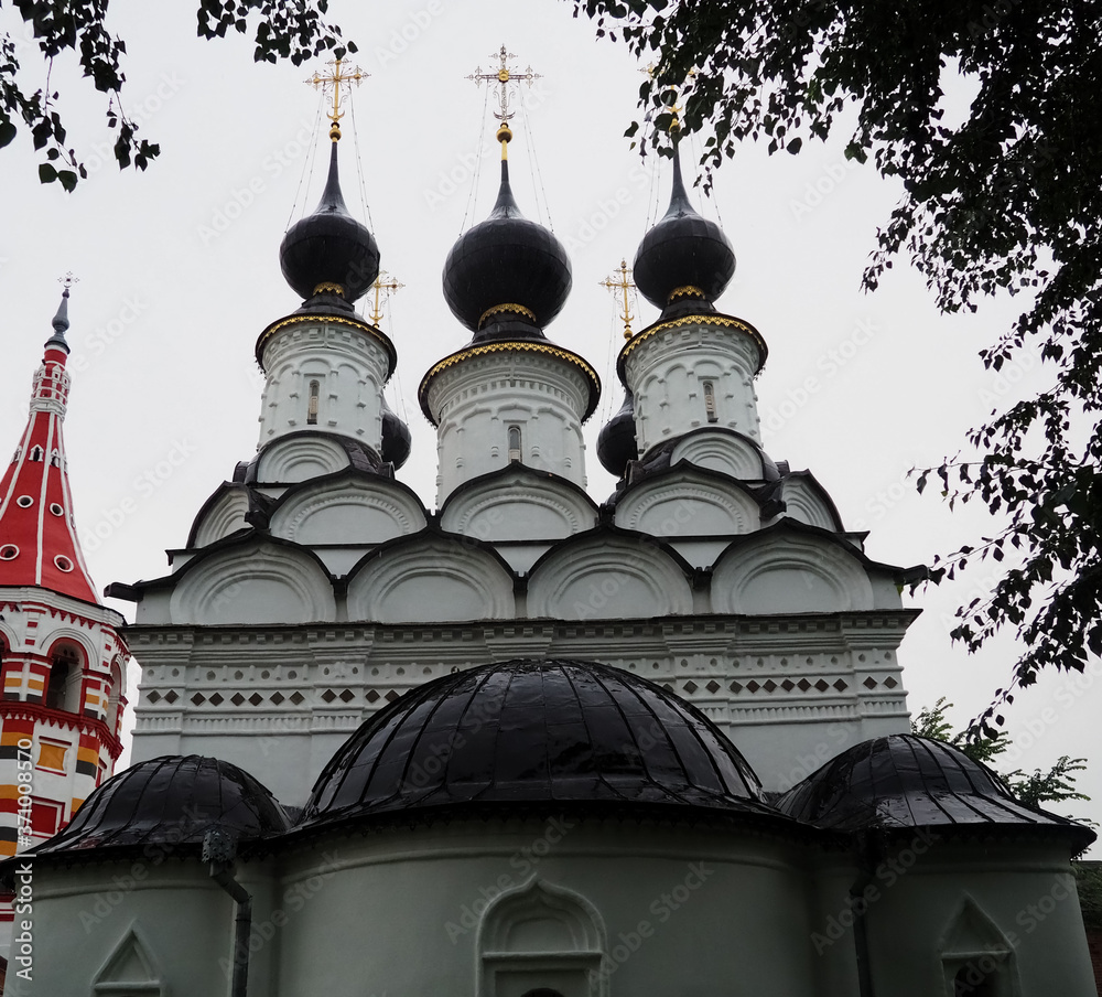 photos of old white stone Russian Orthodox churches in Suzdal