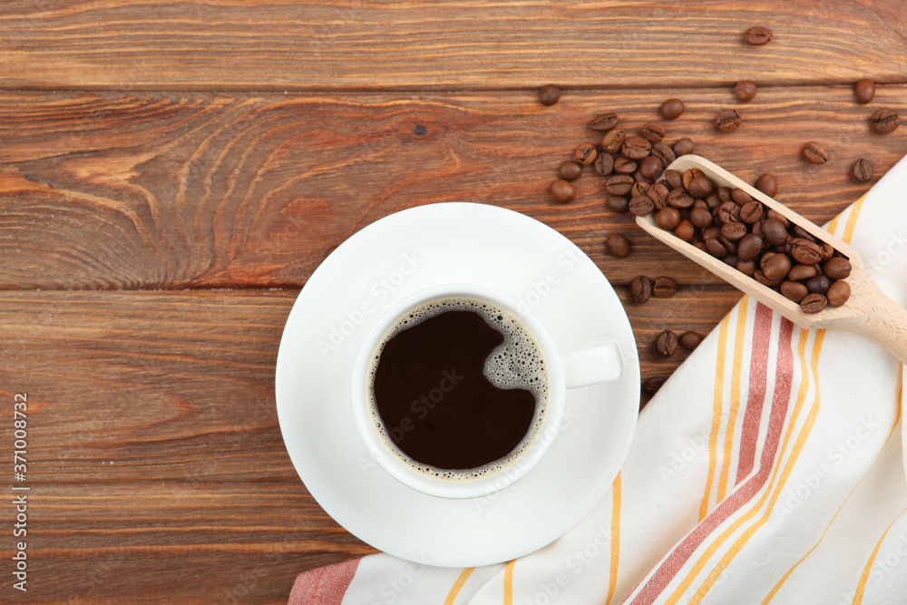 Obraz premium coffee beans and coffee cup on colored background with place for text 