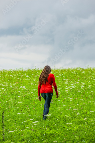 Frau mit Rotem Pulli in eine Blumenwiese