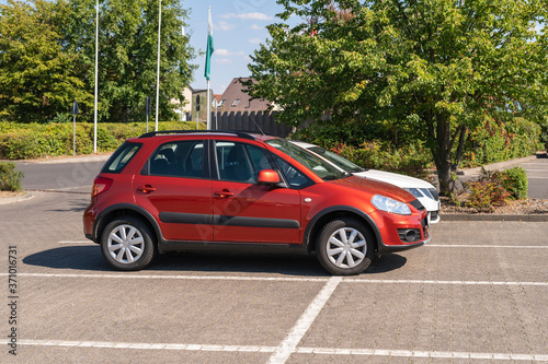 Waum braucht ein Auto zwei Parkplätze ? Ist es Dummheit , Egoismus oder Unfähigkeit ? photo