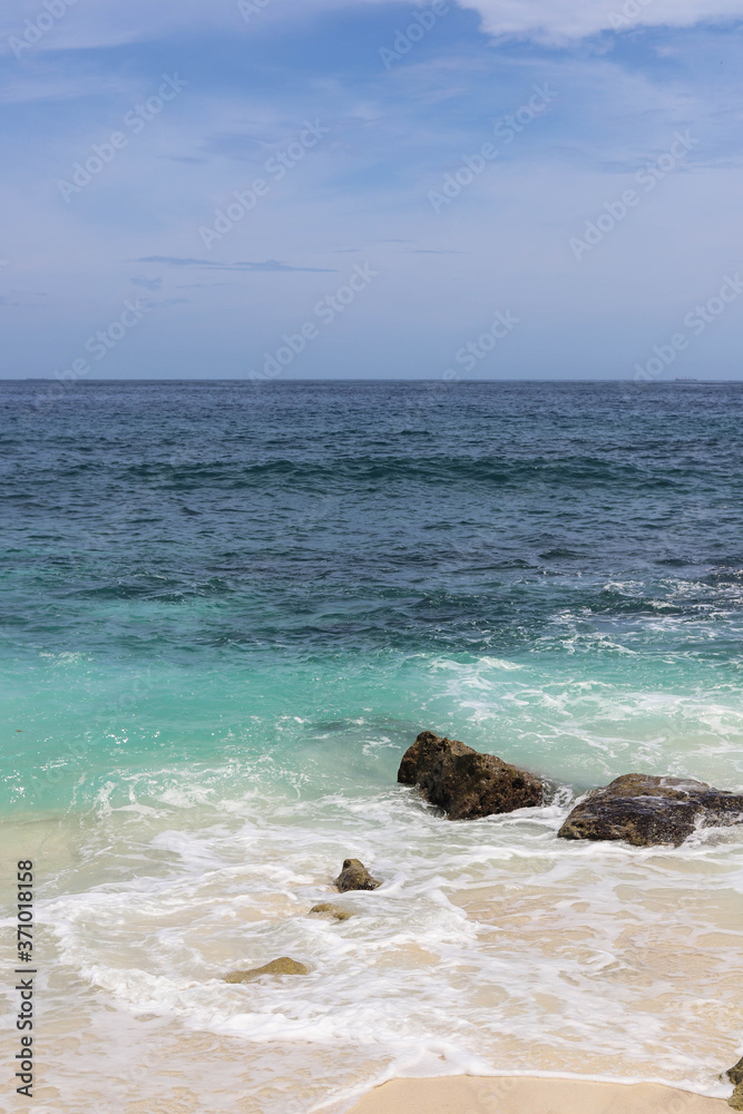Fototapeta premium Suwehan beach on Nusa Penida Island, Bali, Indonesia. Amazing view, white sand beach with rocky mountains and azure lagoon with clear water of Indian Ocean 