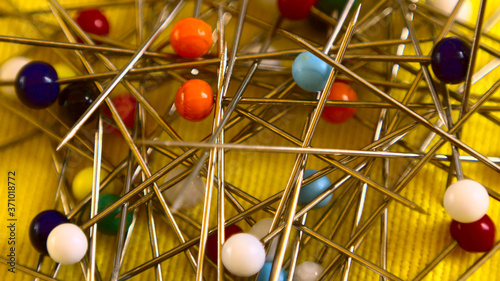 Foto Random group of pins with coloured pinheads