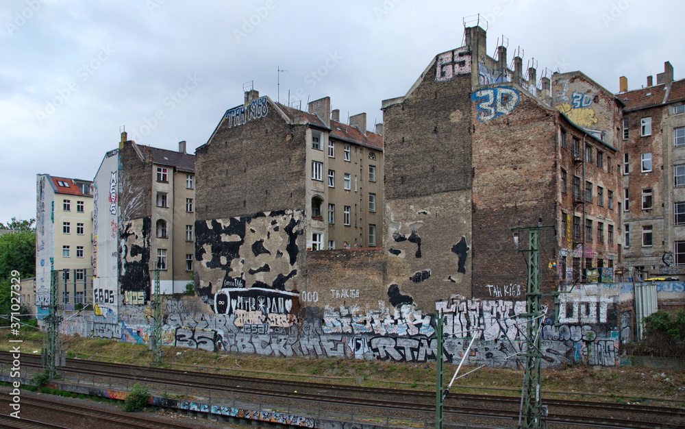 Rückansicht von Altbauten an einer Bahnstrecke in Berlin