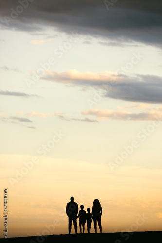 Silhouette of a Family on the beach © Jordi Salas