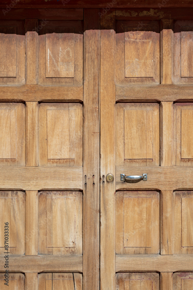 Φωτογραφία closed wooden doors