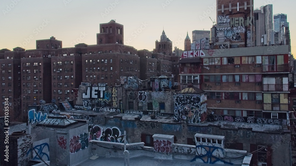 Naklejka premium Graffiti and art work near Manhattan Bridge NY