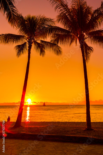 Sonnenuntergang auf Hawaii, mit Segelschiff am Horizont.