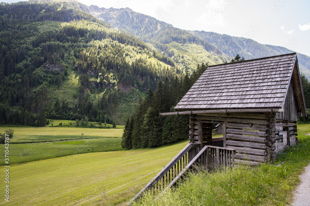 Holzhütte in den Bergen