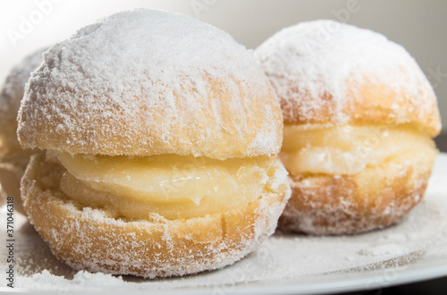 Sonho de padaria de creme de baunilha e açúcar de confeiteiro, doce tradicional brasileiro. photo