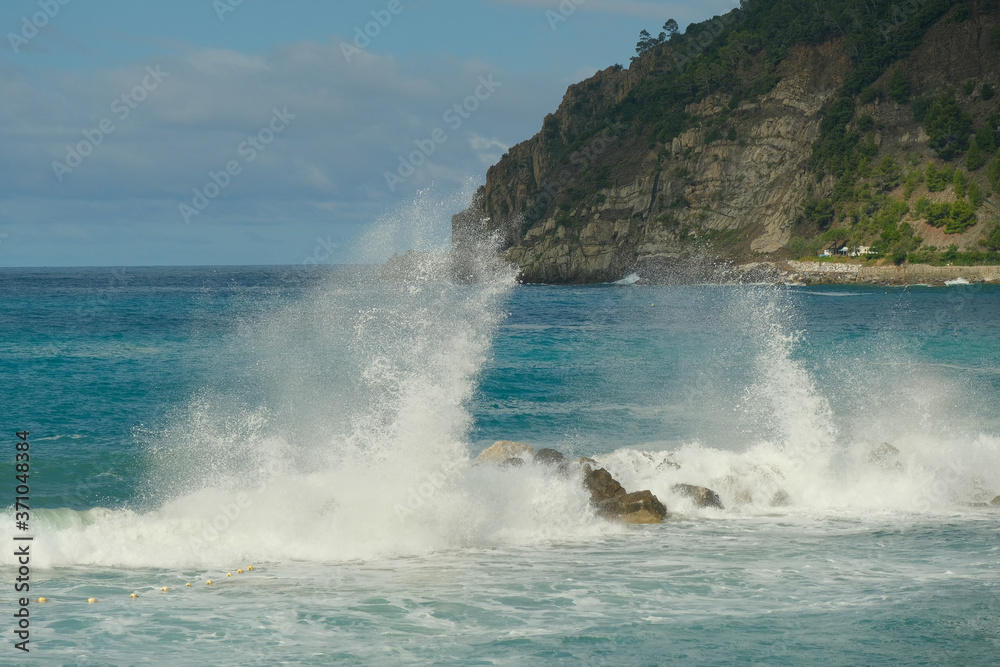 Fototapeta premium Le onde del Mar Ligure a Moneglia, in provincia di Genova.