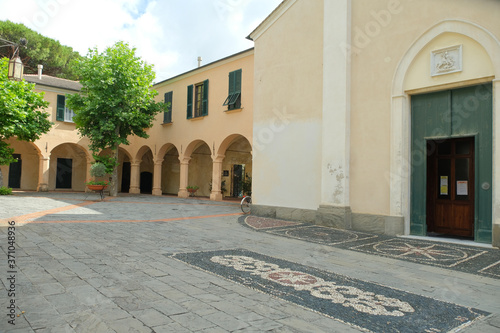 Il chiostro della chiesa di San Giorgio a Moneglia, Genova, Liguria, Italia.