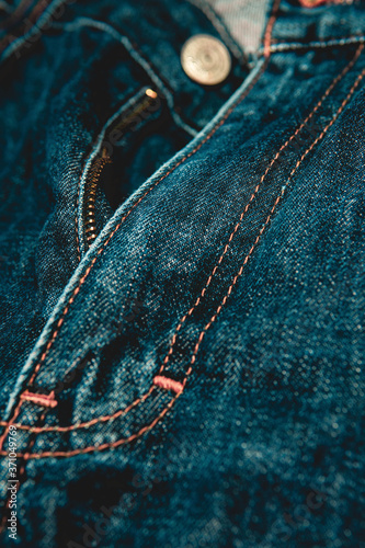 Cierre de pantalón de mezclilla color azul, vista de cerca, detalles. Jeans
