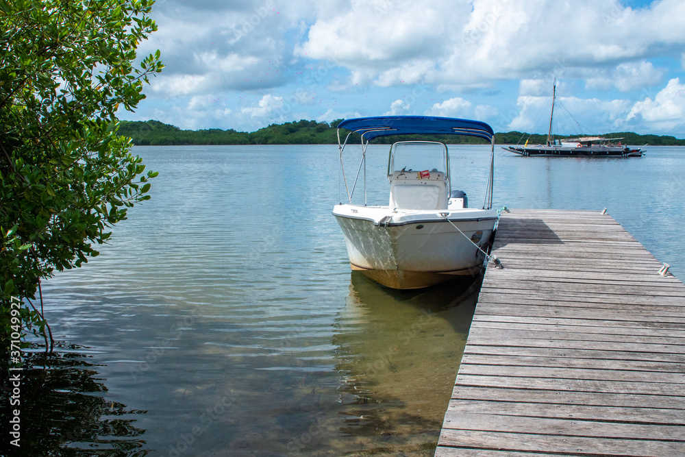 Bateau amarré sur un quai, Guadeloupe Bateau amarré sur un quai, Guadeloupe
