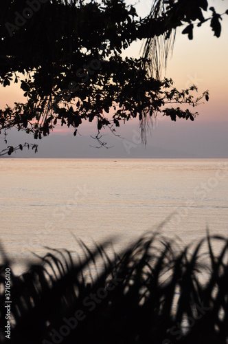 beau début de coucher de soleil aux Antilles