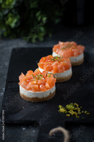 Savoury cheesecake with salmon and onion 