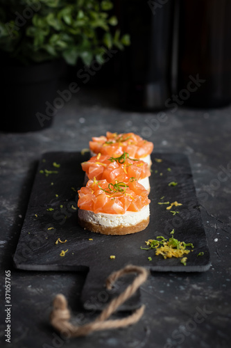 Savoury cheesecake with salmon and onion 