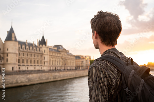 Touriste près de la Seine à Paris