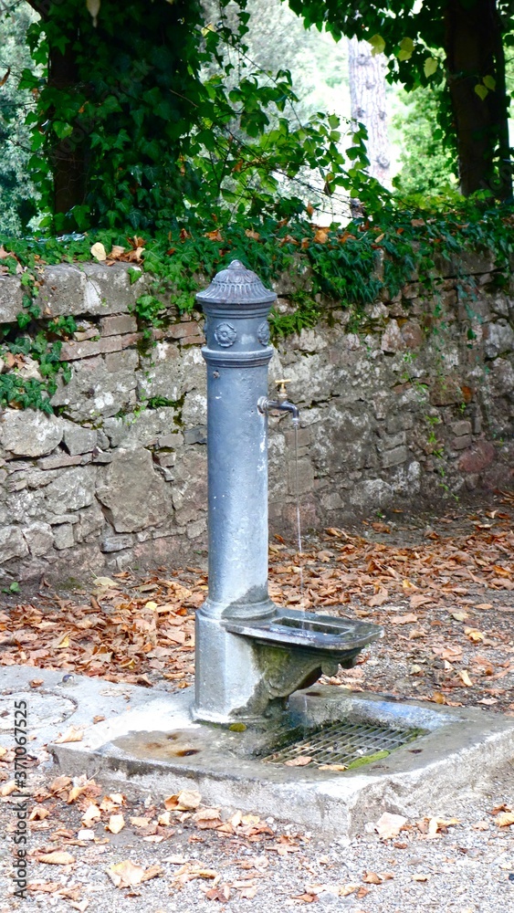 garden, park, green, nature, water, tree, stone, forest, old, autumn, fountain, outdoor, post, lantern, grass, spring, landscape, light, trees, outdoors, red, plants, pump, Cotswold, england, europe garden, park, green, nature, water, tree, stone, forest, old, autumn, fountain, outdoor, post, lantern, grass, spring, landscape, light, trees, outdoors, red, plants, pump, Cotswold, england, europe