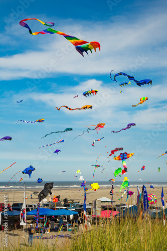 Принти на полотні Long Beach, WA;  Many kites in the air and exhibitor's tents on the beach at the Washington State International Kite Festival at Long Beach