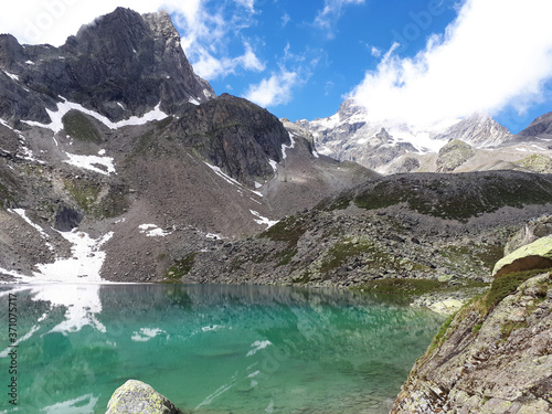 Fototapeta Naklejka Na Ścianę i Meble -  Österreich, Tirol, Ötztaler Alpen: Der Mittelbergles See mit Blick auf die Parstleswand