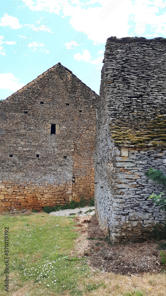 Dordogne, Frankreich: Alte Hofgebäude mit Steindach