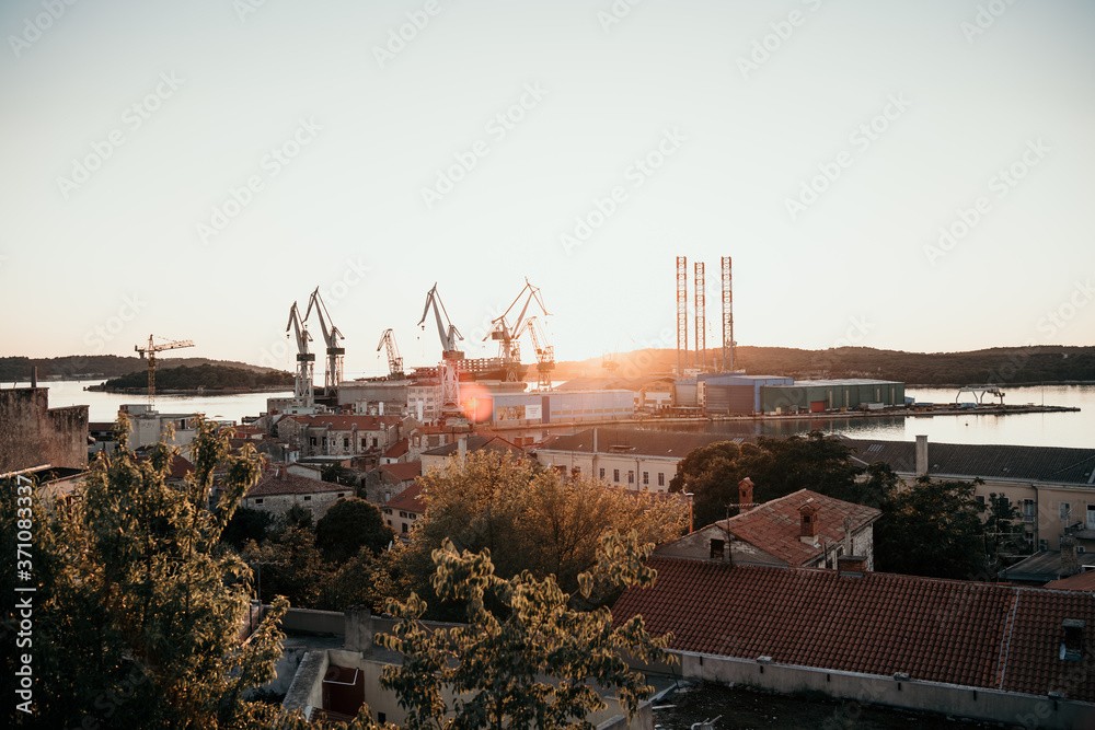 Blick auf den Hafen von Pula, Istrien, Kroatien, mit Blick auf die Werft und das Meer 