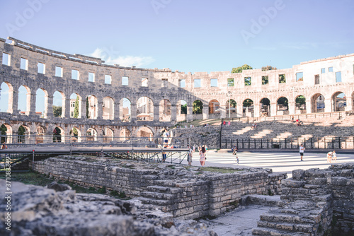 Kolosseum von Pula, Istrien, Kroatien, bei romantisch stimmungsvollem Sonnenuntergangs licht 